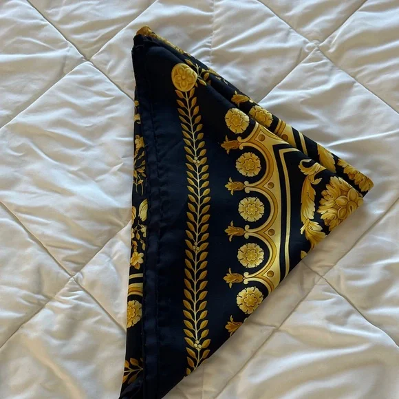 Authentic Versace Baroque Design Black Gold Printed 100% Silk Twill Scarf 33.5" - Picture 16 of 16